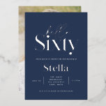 Modern minimalistisch einfache Marine blau 60. Geb Folieneinladung<br><div class="desc">Moderne minimale Typografie einfache Foto Marine blau und Gold 60. Geburtstag Einladung. Teil einer zeitgenössischen Sammlung.</div>