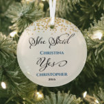 Modern Minimalistisch First Christmas Verlobt Ornament Aus Glas<br><div class="desc">Moderne Minimalistische Erste Weihnachten Verlobt. Sie sagte ja!!!!!!!! Wie aufregend, dass ein wunderbares Paar verlobt verheiratet sein wird. Herzlichen Glückwunsch! Moderner Schriftstil mit Monogramm mit Paarnamen und Datum. Nur eine Touch von Imitaten Gold Glitzer auf der Spitze. Farbkombination Weiß, Gold, Schwarz und Blau. Wunderbares Sake-Geschenk für zukünftige Bräute und Bräuche....</div>