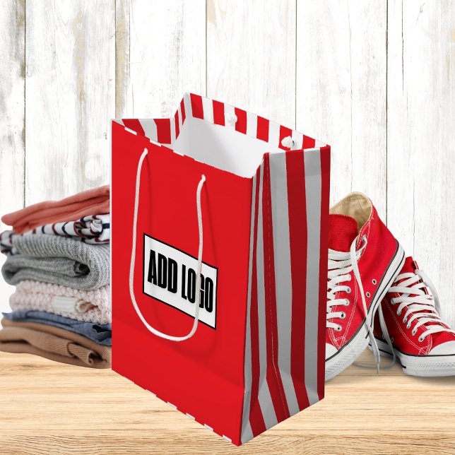 Modern Minimalistische Red White Strip Logo Mittlere Geschenktüte (Von Creator hochgeladen)
