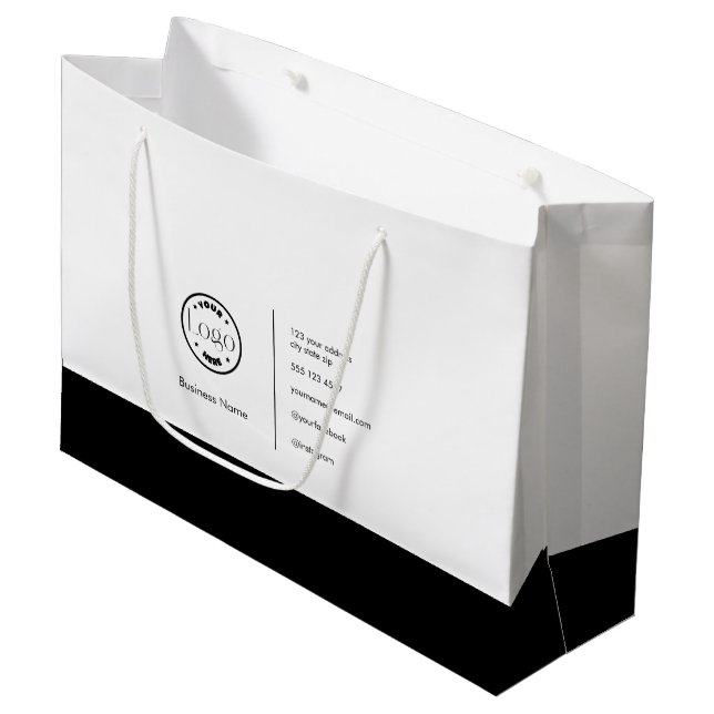 Modern Minimalistisches Logo Schwarz/Weiß Große Geschenktüte (Vorderseite Schrägansicht)