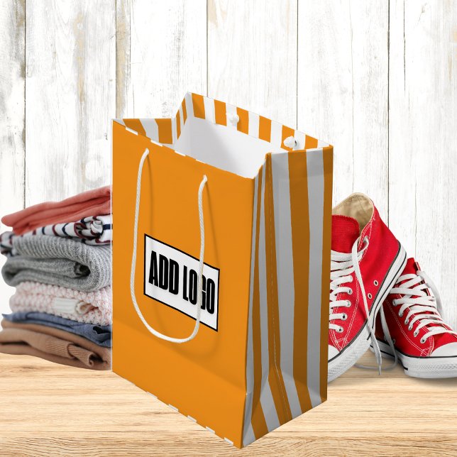 Modern Minimalistisches Orange- und Weißlogo Mittlere Geschenktüte (Von Creator hochgeladen)