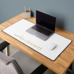 Modern moderner Goldskriptname auf der White Desk  Schreibtischunterlage<br><div class="desc">Personalisieren Sie diese moderne weiße Schreibtischmatte mit Ihrem Namen in einem modernen Gold-Script. Ein perfektes Schulgeschenk für einen Schüler. Hübscher,  handgeschriebener Stiltyp.</div>