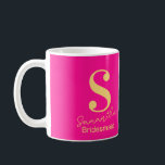 Modern Monogram Bridesmaid Hot Pink Kaffeetasse<br><div class="desc">Das ist ein modernes, personalisiertes Monogramm-Design. Dieses stilvolle Design ist in hellen, trendigen Farben, heiß rosa und orange gelb, mit stilvollen Typografie. Es ist perfekt als personalisiertes Geschenk für Ihre Brautjungfrau und ideal als Brautparty Dankeschön oder als Gastgeschenk, Accessoire oder Keepsake für Ihren Junggeselinnen-Abschied. Fügen Sie einfach den Namen und...</div>