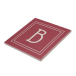 Modern Monogram Family Ursprünglich Keepake Red Fliese<br><div class="desc">Das Design besticht durch ein modernes und stilvolles, gerahmtes, doppeltes Monogramm in Creme, das dem dekorativen, schlichten, schlichten, roten Hintergrund des Crimsons hinzugefügt wird. Tolle Geschenkidee! Ideal für die Hauswärmung. Verwenden Sie unsere einfache Vorlage, um Ihr Design zu vervollständigen. Kontaktieren Sie mich unter beachpausedesigns@gmail.com wenn Sie eine Farbanfrage haben oder...</div>