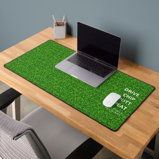 Modern Monogram Golfer Green Grass Funny Schreibtischunterlage (Büro 2)