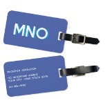 Modern Monogram Initial Gepäckanhänger<br><div class="desc">Modernes minimalistisches Monogramm-Erstdesign, das auf Personalisierung umgestellt werden kann, mit den Details auf der Rückseite. Weiß auf blauem Hintergrund mit türkisfarbenem Schlagschatten.</div>