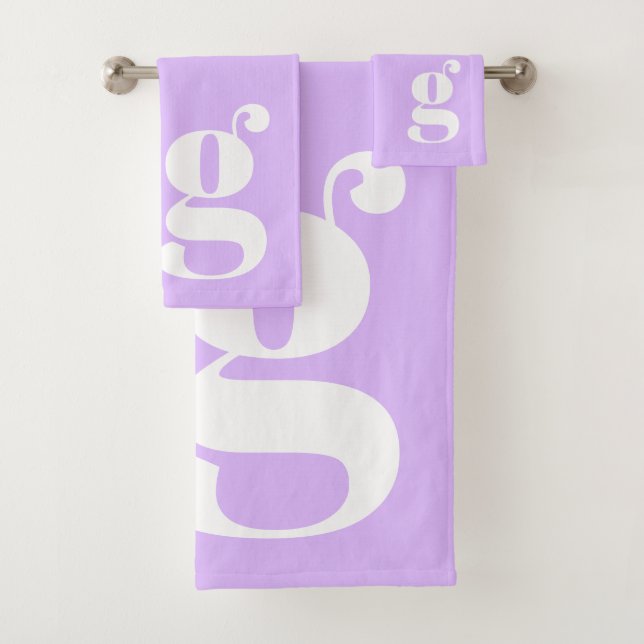 Modern Monogram Initial Letter Pastel Lavender  Badhandtuch Set (Insitu)