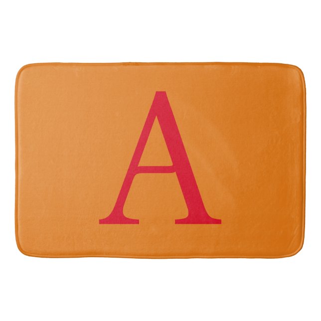Modern Monogram Initial Letter Trendy Orange Red Badematte (Vorderseite)