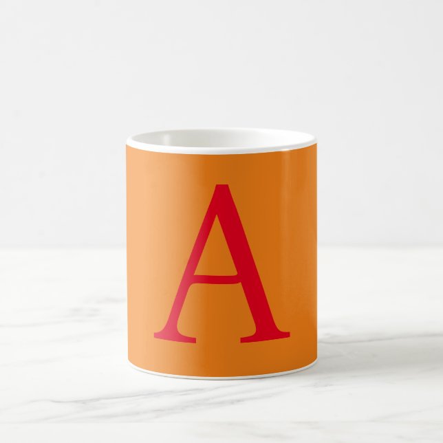 Modern Monogram Initial Letter Trendy Orange Red Kaffeetasse (Mittel)