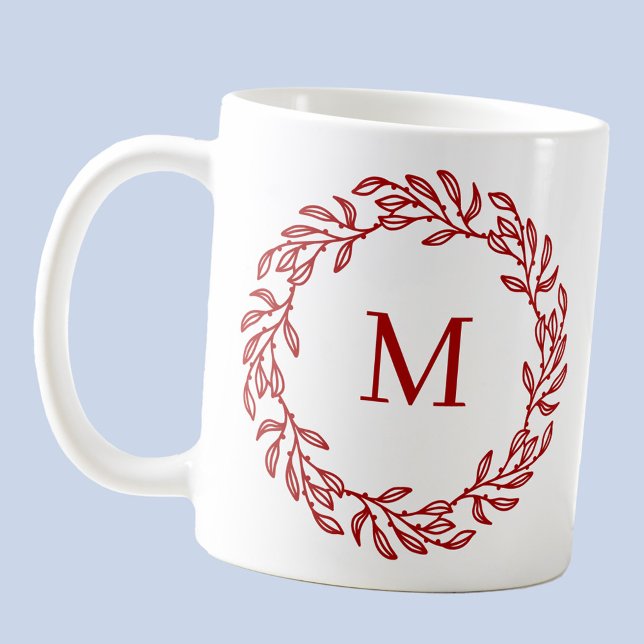 Modern Monogram Initial Red Leaf und Berry Wreath Kaffeetasse (Modern monogram initial red and white leafy botanical wreath coffee mug)