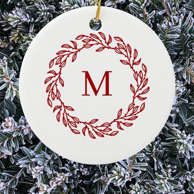 Modern Monogram Initial Red Leaf und Berry Wreath Keramik Ornament (Modern monogram initial red and white leafy botanical wreath Christmas ornament)