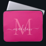 Modern Monogram Magenta Pink Girl Script Name Laptopschutzhülle<br><div class="desc">Moderne Monogram Hot Magenta Pink White Girly Chic Script Name Computerärmel</div>