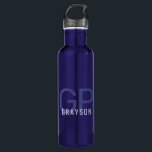 Modern Monogram Name Blau Personalisiert Edelstahlflasche<br><div class="desc">Berufliche und schlichte personalisierte,  dunkelblaue und hellblaue Wasserflasche mit einem einfachen,  individuellen männlichen Monogramm mit 2 Anfangsbuchstaben. Sie können alle Schriftart oder Farben bearbeiten,  um eine elegante Metallflasche zu entwerfen,  die in klassischer und eleganter Schwarz/Weiß- und Schulart großartig aussieht.</div>