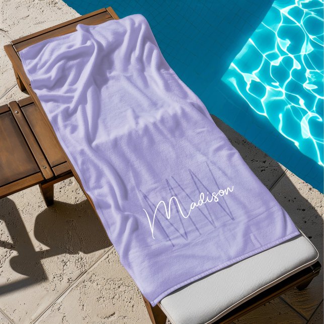 Modern Monogram Name Script Lila Strandtuch (Modern Monogram Name Script Purple Beach Towel)