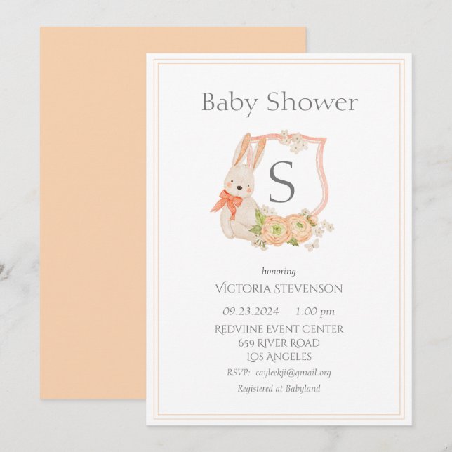 Modern Monogram Peach Wappen Bunny Baby Einladung (Vorne/Hinten)