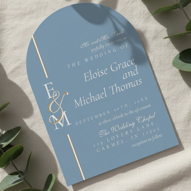 Modern Monogram Script Dusty Blue Arch Wedding Einladung (Announce your special day with this luxurious Modern Monogram Script Arch Wedding Invitation!)