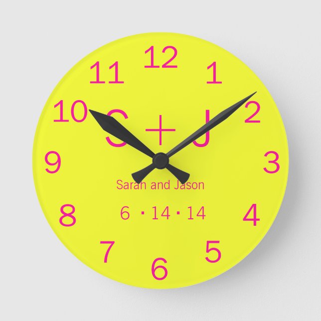 Modern Monogram - Yellow and Pink Runde Wanduhr (Vorderseite)