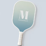 Modern Monogramm Anfangsname Aquamarin Aqua Gradie Pickleball Schläger<br><div class="desc">Moderne Typografie minimalistisch monogramm Initialname Design,  die geändert werden können,  um personalisieren. Weiß auf einem aquamarinen Aqua-Blau-Ozean-Gefälle Hintergrund.</div>