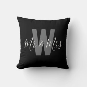 Modern Mr. Mrs. Schwarz-weiß Monogram Kissen