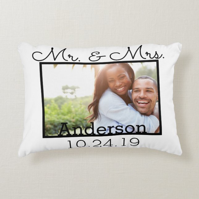 Modern Mr. & Mrs. Wedding Foto Familienname Dekokissen (Vorderseite)
