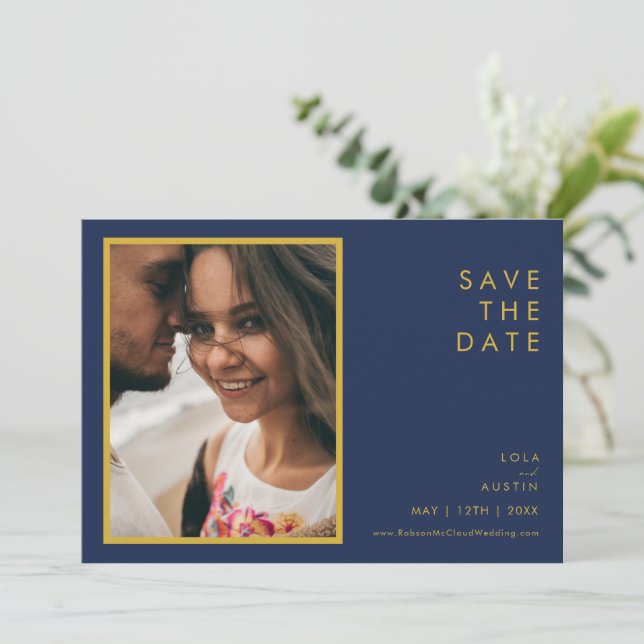 Modern Navy Blue | Horizontales Gold-Schriftart-Fo Save The Date (Stehend Vorderseite)