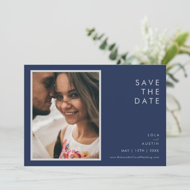 Modern Navy Blue | Horizontales Silver Schriftart  Save The Date (Stehend Vorderseite)