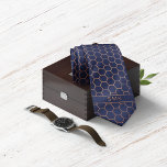 Modern Navy Blue Rose Gold Foil Geometric Monogram Krawatte<br><div class="desc">Moderne Navy Blue Rose Gold Foil Geometric Monogram Necktie in einem stilvollen Muster aus Kupfer Rose Gold Hexagons auf einem eleganten marineblau Hintergrund. Einfach mit Text, Schriftart und Farben anpassen. Erstellt von Zazzle pro Designer BK Thompson © exklusiv für Cedar und String; bitte kontaktieren Sie uns, wenn Sie Hilfe benötigen,...</div>