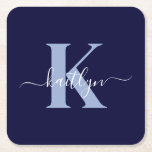 Modern Navy Blue Script Monogram Rechteckiger Pappuntersetzer<br><div class="desc">Diese einfachen, eleganten Untersetzer aus marineblau viereckigem Papier mit Ihrem Vornamen in einem trendigen Schriftart in Weiß, der Ihren ersten Start in einem modernen Schriftart in hellblau tippt, eignen sich hervorragend zum behalt von Tischen und Zählern, die frei von Wasserringen sind. Sie nehmen Tröpfchen auf, damit Sie sich keine Sorgen...</div>