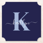 Modern Navy Blue Script Monogram Untersetzer<br><div class="desc">Diese schlichten, eleganten, blau-tickförmigen Untersetzer mit Ihrem Vornamen in einem angesagten Schriftart in Weiß, die Ihren ersten Start in einem modernen Schriftart in hellblau tippen, sind ideal für den behalt von Tischen und Zählern, die frei von Wasserringen sind. Sie nehmen Tröpfchen auf, damit Sie sich keine Sorgen machen müssen, wenn...</div>