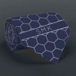 Modern Navy Blue Silver Foil Geometric Monogram Krawatte<br><div class="desc">Moderne Navy Silver Foil Geometric Monogram Necktie in einem stilvollen Muster silbergrauer Sechsecke auf elegantem marineblau Hintergrund. Einfach mit Text, Schriftart und Farben anpassen. Erstellt von Zazzle pro Designer BK Thompson © exklusiv für Cedar und String; bitte kontaktieren Sie uns unter cedarandstring@gmail.com , wenn Sie Hilfe benötigen, Fragen haben oder...</div>