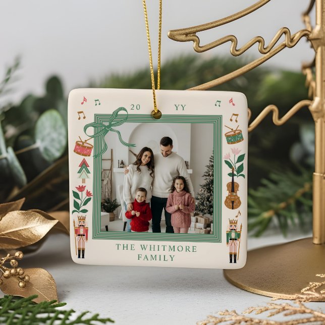 Modern Nutcracker Christmas Bow Ribbon Foto Frame Keramikornament (Modern Nutcracker Christmas Bow Ribbon Photo Frame Ceramic Ornament)