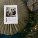 Modern Nutcracker Frohe Weihnachten 2 Foto<br><div class="desc">Mit der Modern Nutcracker Frory Christmas 2 Foto Typografy Holiday Postcard werden Sie sicher den Feiertagssjubeln verteilen! Diese Postkarte eignet sich hervorragend, um Liebenden eine fröhliche Urlaubssaison zu wünschen. Die festliche Typografie in Bordeaux sticht auf die Karte hervor und wird durch einen Aquarellknacker hervorgehoben, was dieses Stück angenehm festlich macht....</div>
