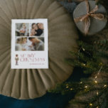 Modern Nutcracker Frohe Weihnachten 3 Foto<br><div class="desc">Mit der Modern Nutcracker Frory Christmas 3 Foto Typografy Holiday Postcard werden Sie sicher den Feiertagssjubeln verteilen! Diese Postkarte eignet sich hervorragend, um Liebenden eine fröhliche Urlaubssaison zu wünschen. Die festliche Typografie in Bordeaux sticht auf die Karte hervor und wird durch einen Aquarellknacker hervorgehoben, was dieses Stück angenehm festlich macht....</div>