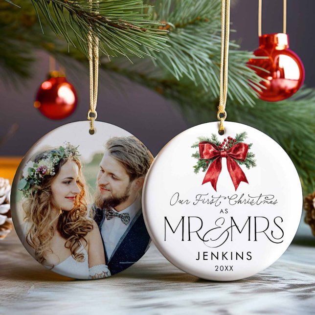 Modern Our First Christmas als Mr. and Mrs. Foto Keramik Ornament (Modern Our first christmas as mr and mrs photo ornament)