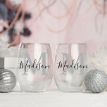 Modern Personalisiert Blue Monogram Weinglas Ohne Stiel<br><div class="desc">Mit unserem modernen Personalisierten Schwarz-Rosa Monogramm Edelstahlglas stärken Sie sich bei jedem Anlass. Dieses schicke und vielseitige Glas ist mit einem eleganten Gold- und schwarzen Monogramm geschmückt und ist somit das perfekte Geschenk für Hochzeitsfeiern, Geburtstage und Geburtstage. Mit einem Namen für eine zusätzliche Touch von Eleganz. Diese stilvollen und haltbaren...</div>