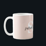 Modern Personalisierter Monogramm Name Rosa Kaffeetasse<br><div class="desc">Moderne Personalisierte Monogramm Name Rosa Kaffeemaschine Tasse</div>