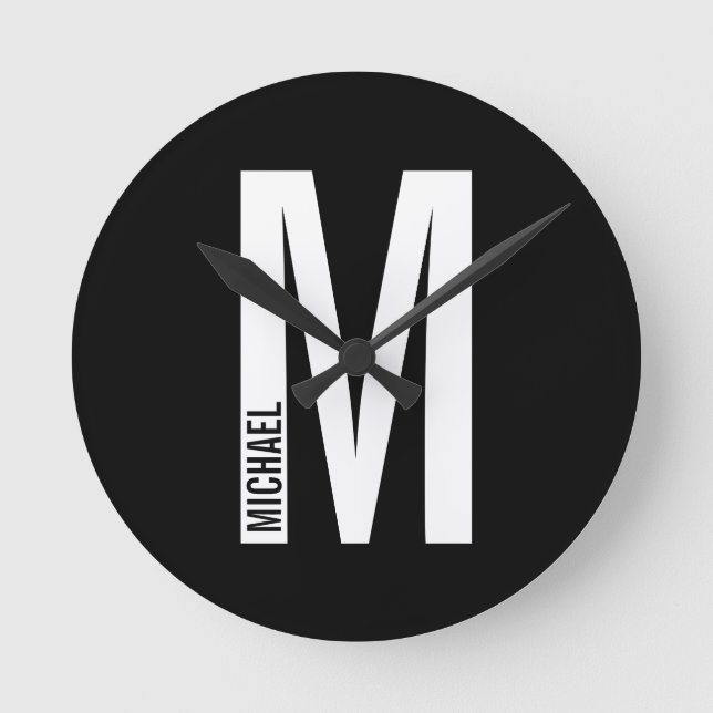 Modern Personalized Bold Monogram and Name Runde Wanduhr (Vorderseite)