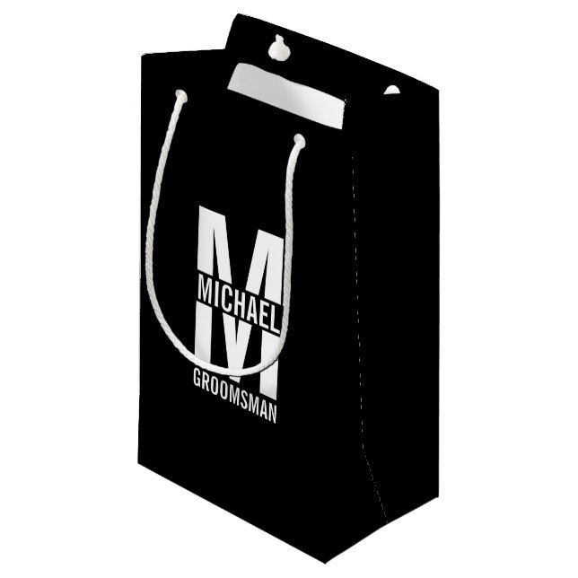 Modern Personalized Groomsmen Monogram and Name Kleine Geschenktüte (Vorderseite Schrägansicht)