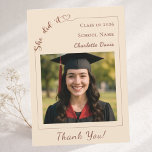 Modern photo champagne Graduation She did it Dankeskarte<br><div class="desc">Complete your graduation celebration with the matching champagne colored “She Did It” thank you card. Designed to coordinate perfectly with the She Did It Graduation Party Collection, this modern thank you card features a clean, stylish layout and confident typography that celebrates her achievement. The back includes a customizable gratitude message,...</div>
