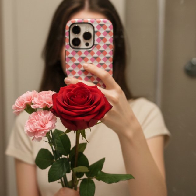 Modern Pink Coral Gray Geometric Harlequin Pattern iPhone 16 Pro Hülle (Von Creator hochgeladen)