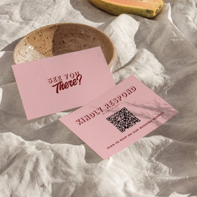 Modern Pink Deep Red Retro Unique QR Code Wedding  RSVP Karte (Von Creator hochgeladen)