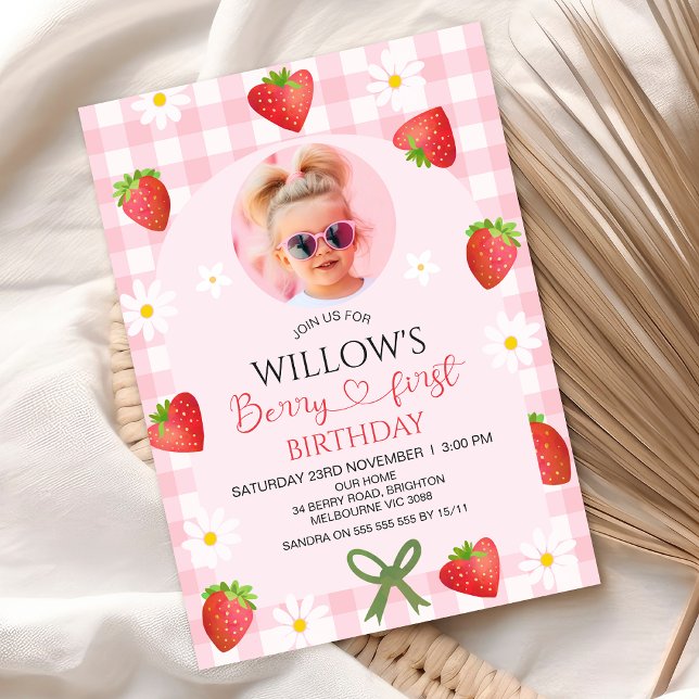 Modern Pink Gingham Heart Berry First Birthday Einladung (Berry First Birthday Invitation, Berry First Birthday Invite, Strawberry Themed First Birthday Girl)