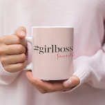 Modern Pink Girl Boss & Name Best Girly Zweifarbige Tasse<br><div class="desc">Auf Zazzle präsentiert sich die Kollektion "Modern Pink Girl Boss & Name! Diese trendige und stilvolle Kollektion ist perfekt für alle starken, unabhängigen Frauen da draußen, die ihre Karriere gestalten und eine Erklärung abgeben. Ob Sie selbst ein Girl-Chef sind oder ein fantastisches Geschenk für ein solches suchen, diese Kollektion wird...</div>