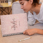 Modern Pink Glitzer Monogram Name 2025 Planer<br><div class="desc">Personalisierter Girly 2025-Planer mit einem funkelnd Effekt rosa Hintergrund,  einem rosa Glitzer Wasserfall Overlay,  Ihren Initial,  Namen und das Jahr.</div>