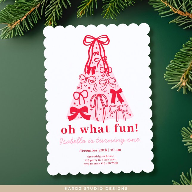 Modern Pink Red Tree Bow First Birthday Einladung (Invitation shown in 5 x 7 inches with a scallop frame. Personalize and choose paper and corner style)