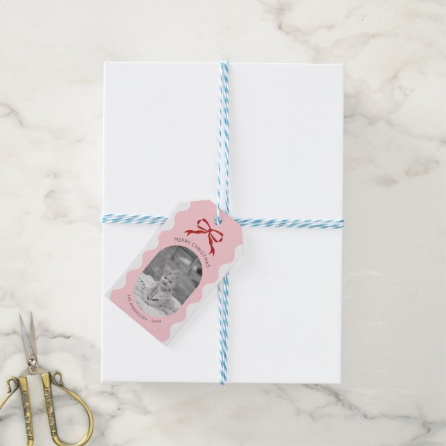 Modern Pink Scallop Red Bow Weihnachts-Foto Geschenkanhänger (Mit Garn)