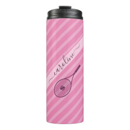 Modern Pink Striped Tennis Thema Kalligrafie Name Thermosbecher