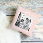 Modern Pink & White Family Foto | Kissen<br><div class="desc">Dieses moderne, in Rosa und Weiß gehaltene Foto strahlt ein Gefühl von Zusammengehörigkeit, Liebe und zeitgenössischem Stil aus. Es fängt einen Moment der Freude und Einheit ein und zeigt die Schönheit der Familie und ihre harmonische Verbindung.</div>