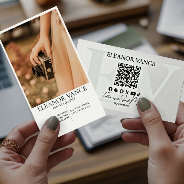 Modern Professional Minimalist Monogrammed Logo Visitenkarte (Von Creator hochgeladen)