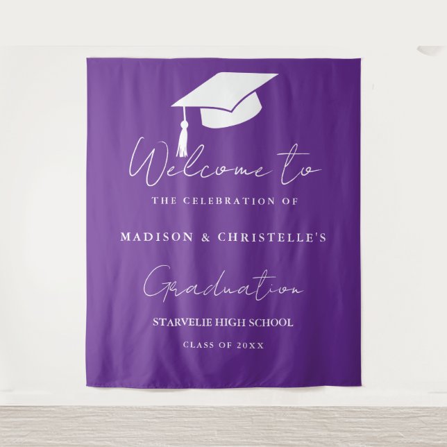 Modern Purple Script Twin Graduation Party Welcome Wandteppich (Vorderseite)